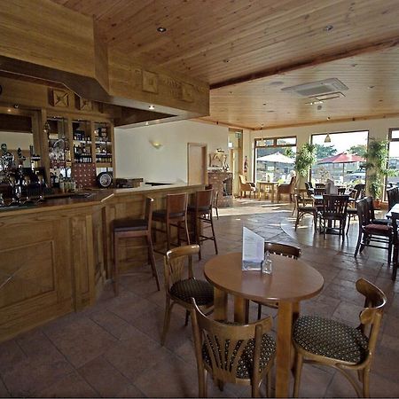 דאונינגס Beach Hotel & Restaurant מראה חיצוני תמונה