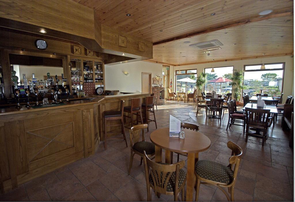 דאונינגס Beach Hotel & Restaurant מראה חיצוני תמונה